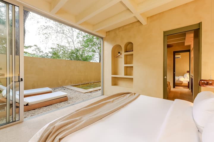 Relájate en una villa exclusiva con cama king, baño privado, aire acondicionado y acceso directo a tu jacuzzi privado. Un espacio elegante e íntimo, rodeado de naturaleza, para una estancia inolvidable.