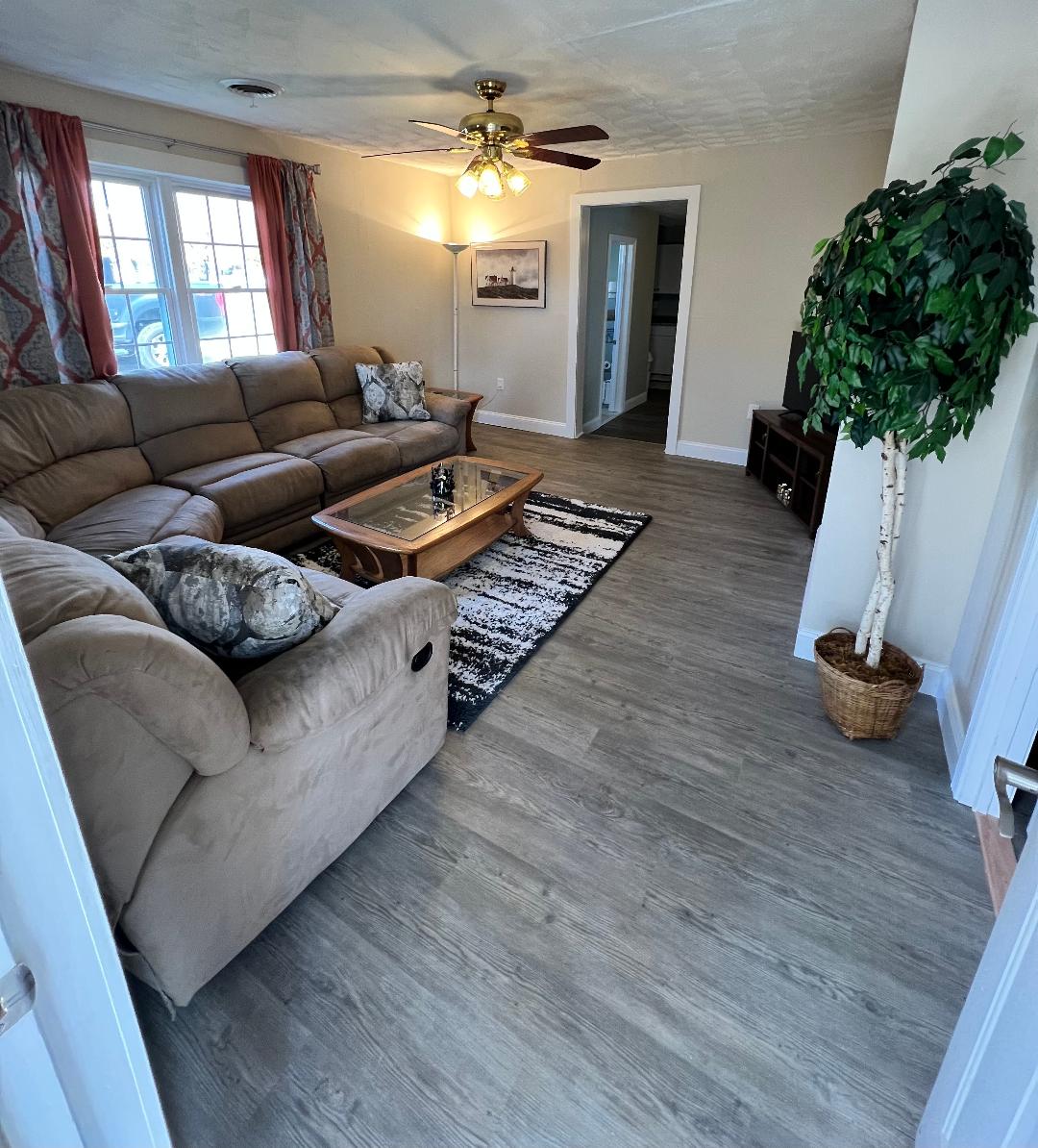 从前门可欣赏客厅美景。