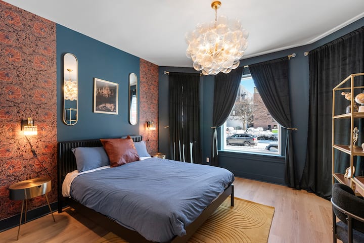 ดื่มด่ำกับความสะดวกสบายหรูหราของห้องนอนใหญ่ที่มีที่นอน Helix ขนาดควีนไซส์เพื่อการนอนหลับที่ยอดเยี่ยม โคมไฟระย้าฟองสบู่และสแกนเนอร์เพิ่มความเย้ายวนให้ความรู้สึกเปล่งประกายที่นุ่มนวลและมีอารมณ์แปรปรวน 