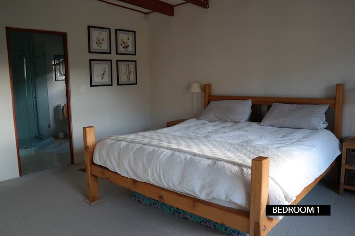 Оваа голема главна спална соба нуди дополнителна должина, брачен кревет (широк 150-179 см), доволно простор за складирање во шкафовите и сопствена бања. 