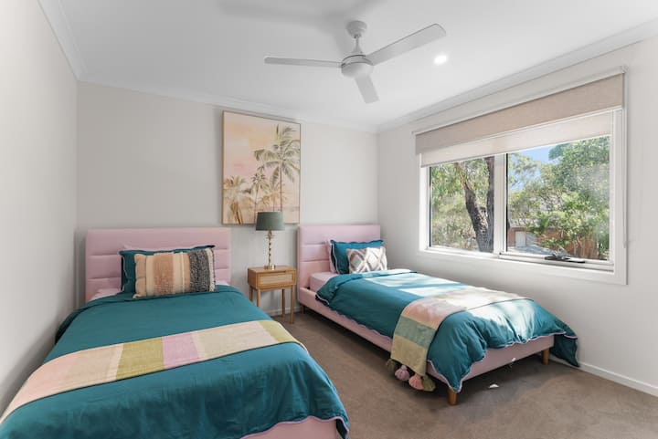 ขนาดกว้างขวางพร้อมเตียงขนาดคิงไซส์ 2 เตียงเพื่อเพิ่มพื้นที่และความสะดวกสบาย