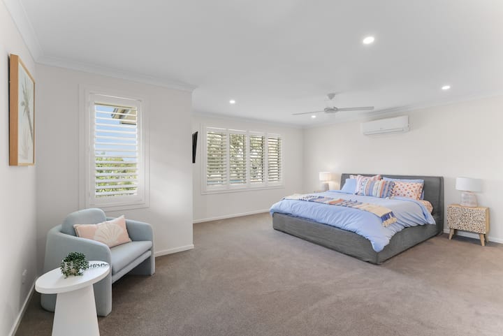 อบอุ่นและน่าอยู่พร้อมเตียงคิงไซส์หรูหราเพื่อความสะดวกสบายสูงสุด