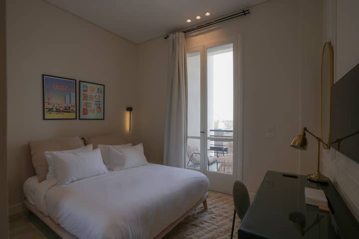 Réveillez-vous dans une chambre lumineuse et confortable baignée de lumière naturelle.