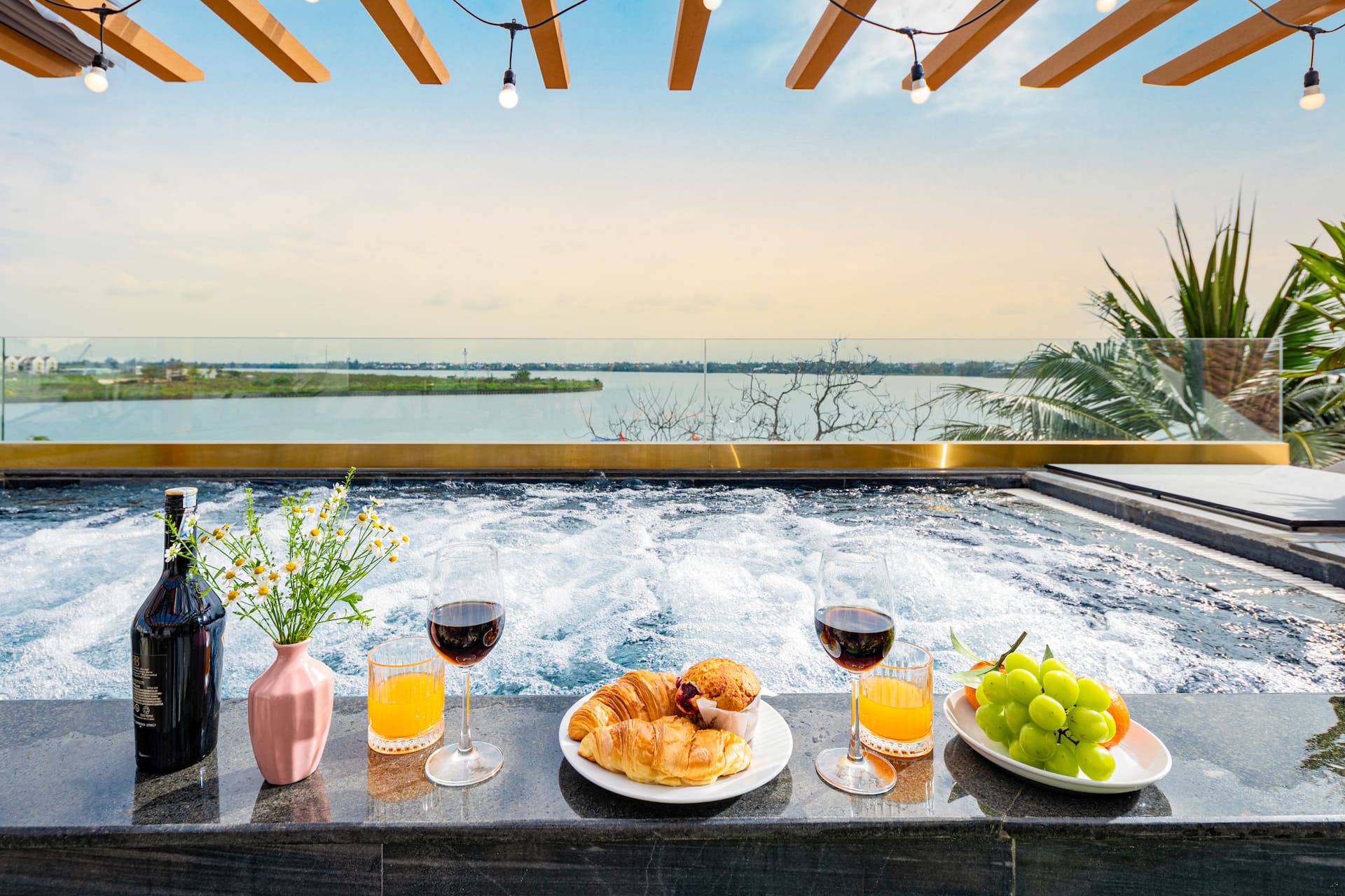 3 steps to Night Market: River View,Jazcuzzi,Sauna