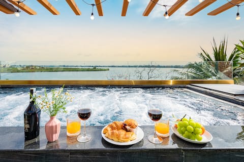 3 steps to Night Market: River View,Jazcuzzi,Sauna