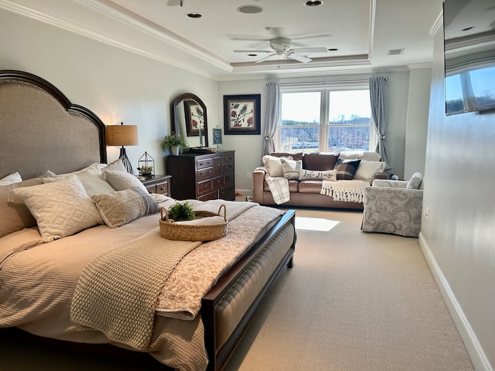 Zeer grote hoofd met een kingsize bed en een gloednieuwe queensize uitschuifbare slaapbank met een matrastopper en natuurlijk extra beddengoed voor het uittrekken.  Ook een grote smart-tv op een draaibare houder zodat deze kan worden bekeken vanaf het bed of de bank.