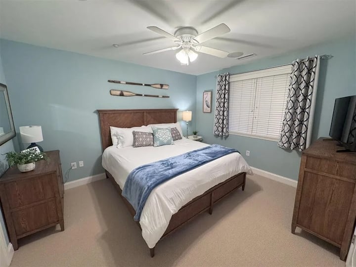 Slaapkamer 2 met veel opbergruimte en nog een kingsize bed, ook een smart-tv om te ontspannen met wat privacy.