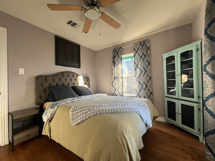 Dormitorio de invitados con cama tamaño queen, base vibratoria ajustable para ayudarte a conciliar el sueño rápidamente.