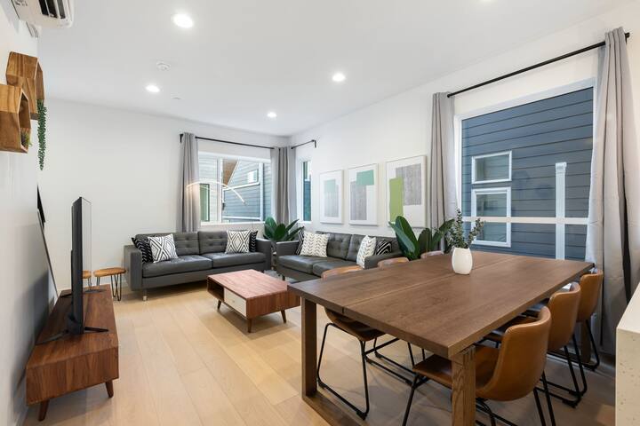 Walk to CapHill 4B2.5B Sleeps 8 w/Rooftop Deck gallery image 3