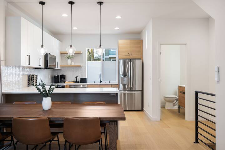 Walk to CapHill 4B2.5B Sleeps 8 w/Rooftop Deck gallery image 5