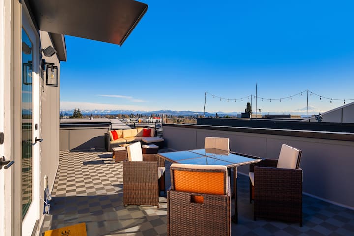 Walk to CapHill 4B2.5B Sleeps 8 w/Rooftop Deck