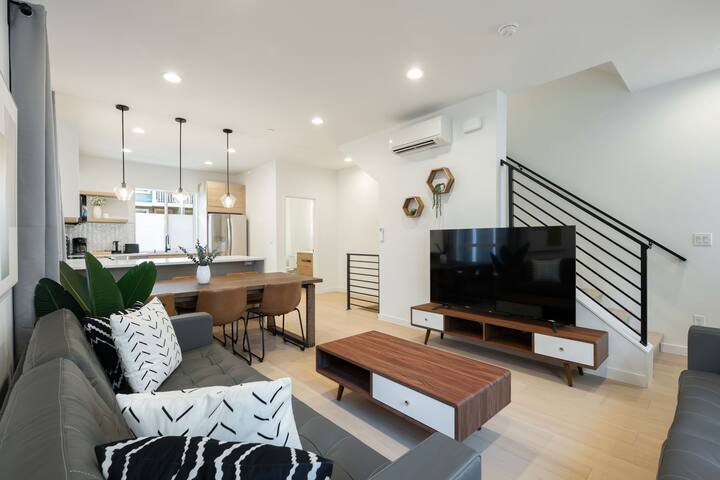 Walk to CapHill 4B2.5B Sleeps 8 w/Rooftop Deck gallery image 2