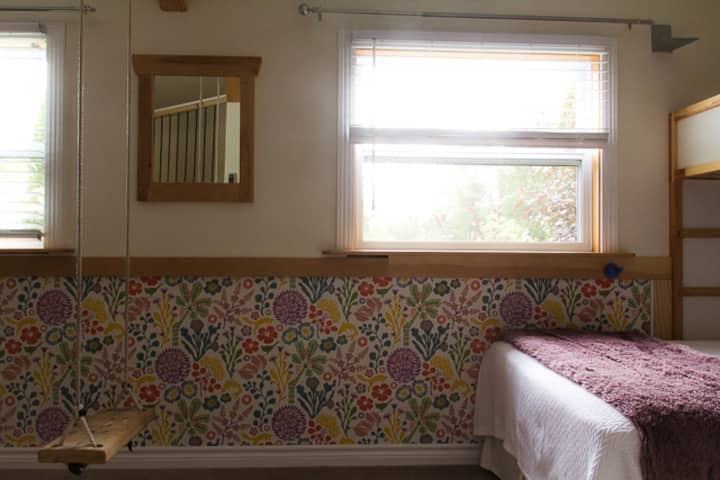 Საძინებელი ორადგილიანი საწოლით, ორი ორსართულიანი საწოლით. Ამ ბავშვის საოცნებო ოთახში დროის გატარების უამრავი ვარიანტი. 