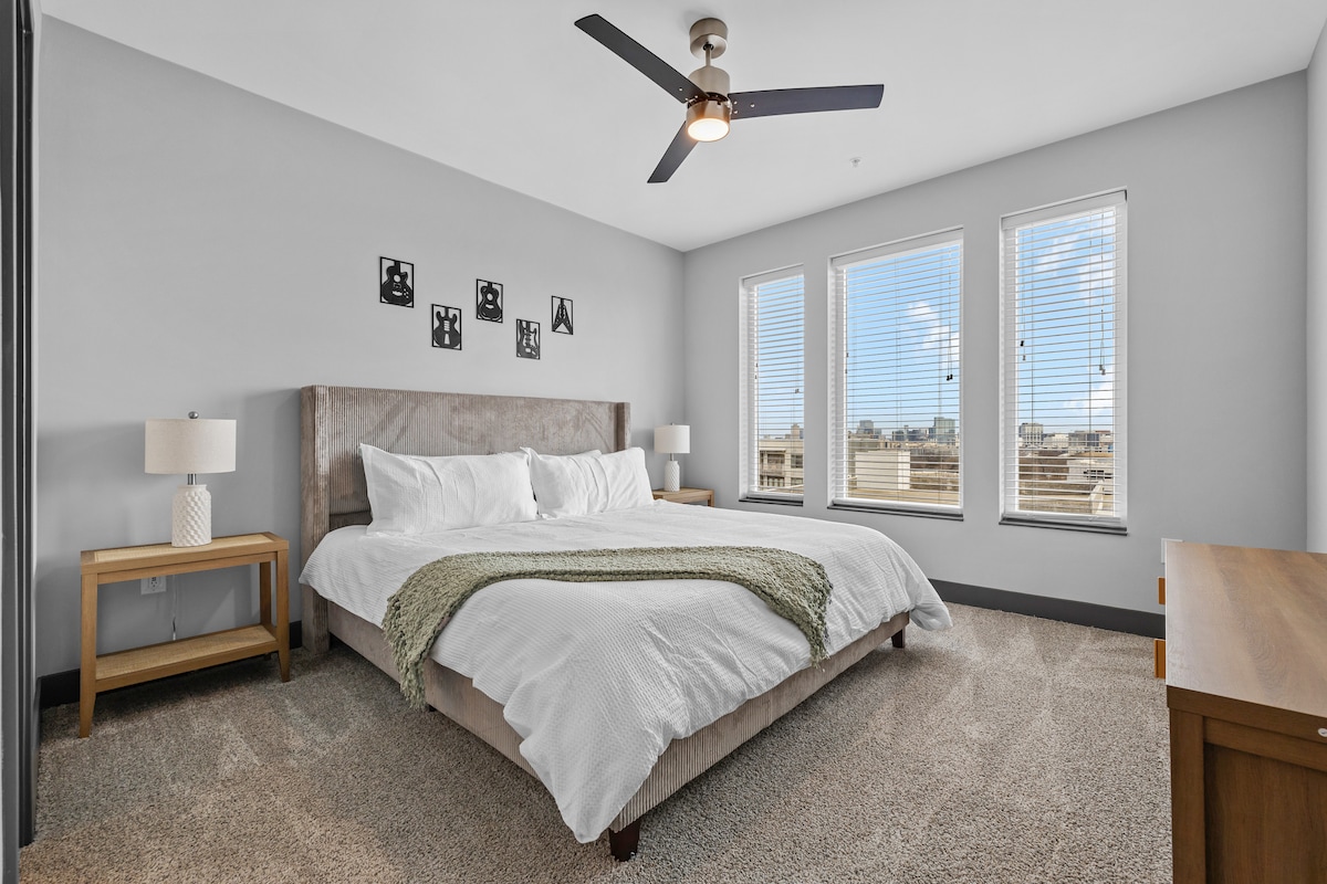 - Amplio dormitorio con luz natural y ropa de cama suave  
- Grandes ventanales que ofrecen relajantes vistas por la mañana  
- Estancia tranquila con una cómoda cama tamaño king  
