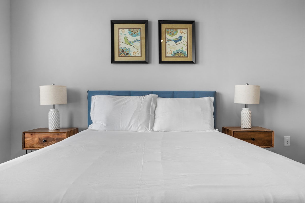 - Habitación luminosa con sábanas suaves y decoración cálida  
- Configuración pacífica que ofrece una experiencia relajante  
- Estancia cómoda diseñada para noches de descanso  
