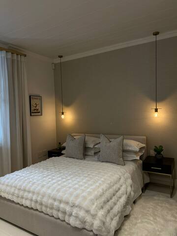 Modern Woodstock Retreat gallery image 4