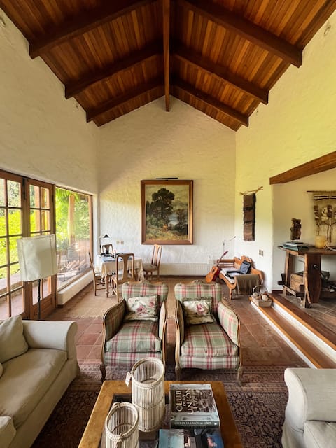 Popular Airbnb listing: Casa de Campo - Pool and Quincho - 5 bedroom suite in Melipilla