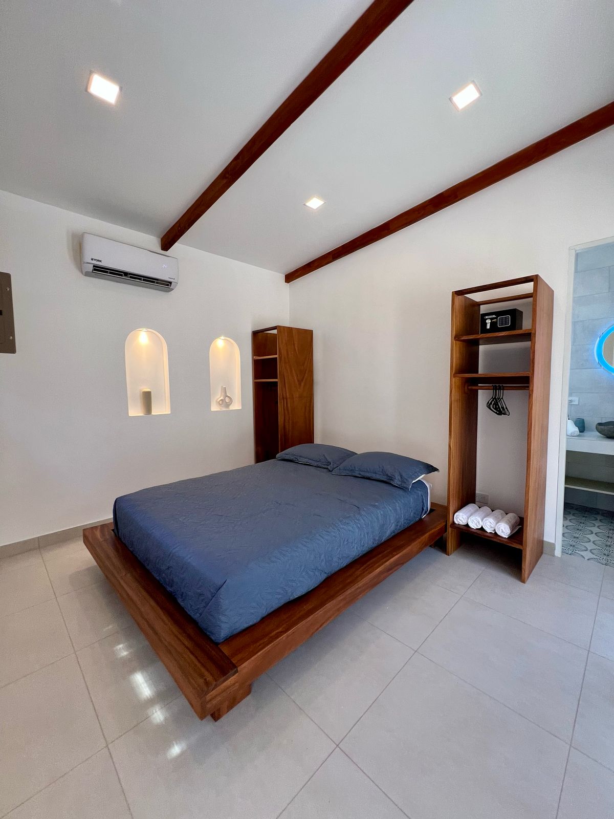 房间配有一张标准双人床，配有矫形床垫、床单、枕头、羽绒被、空调、2个带挂钩的衣柜、1个保险箱、1个放松的油扩散器、1个大型照明鱼缸、烟雾探测器和外部通道。