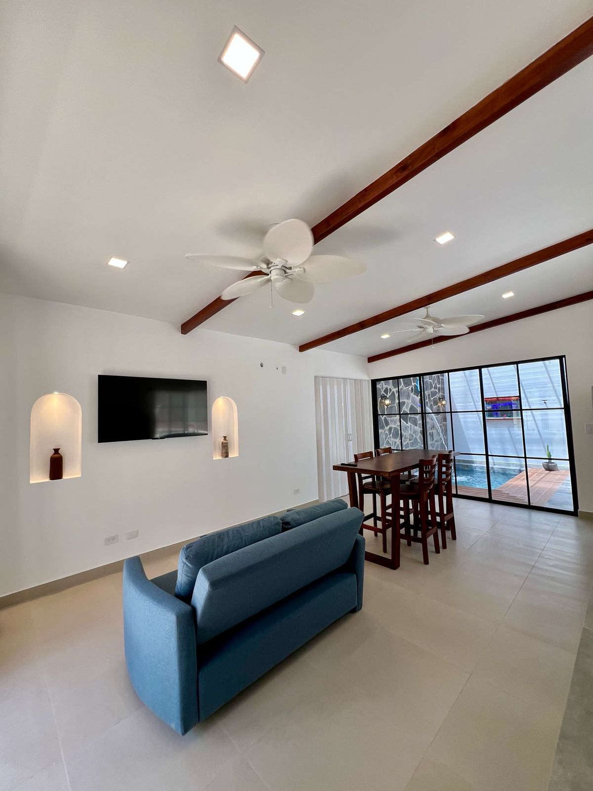 别墅为全新，配备精美的现代装饰和地中海风格，配备Alexa、Netflix、风扇、沙发床、餐桌和带Starlink的专用无线网络。