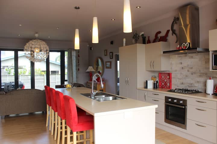 Holiday Home In Great Location - Whangamatā