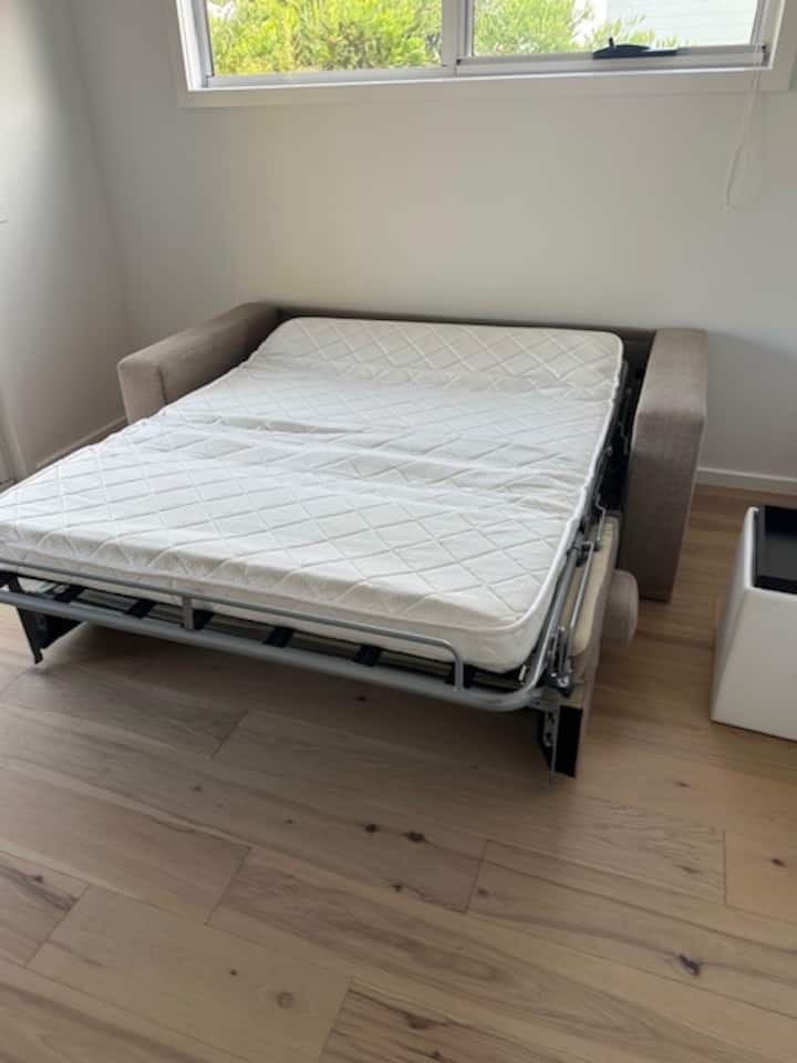 Მისაღები სივრცე გასაშლელი დივნით