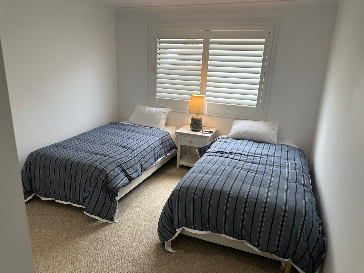 חדר שינה עם שתי מיטות יחיד