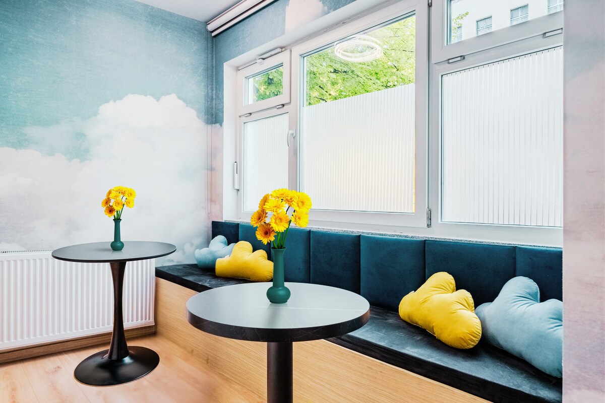Top performing Airbnb: Unique City Escape: 5* Location, Self Check-in in Gesundbrunnen