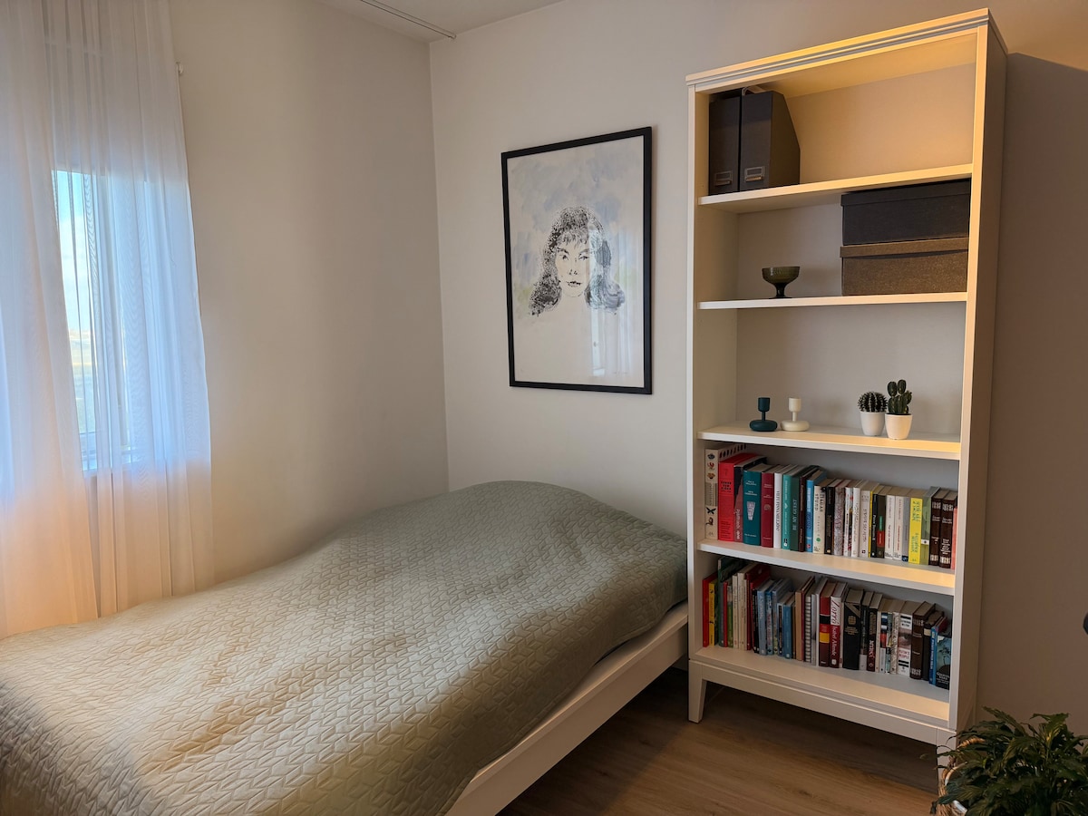 מיטה זוגית וספרים לקריאה!