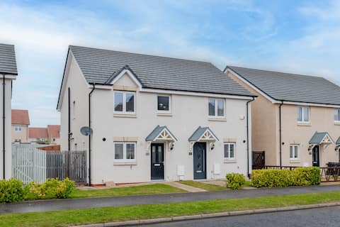 3 Bedroom House-Private Parking