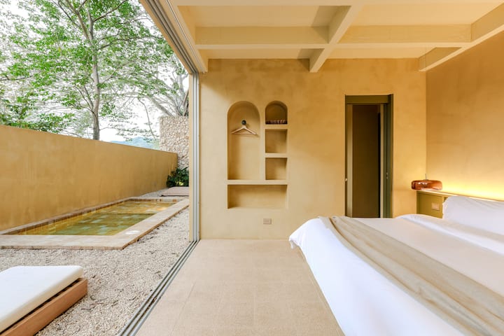 Relájate en una villa exclusiva con cama king, baño privado, aire acondicionado y acceso directo a tu jacuzzi privado. Un espacio elegante e íntimo, rodeado de naturaleza, para una estancia inolvidable.