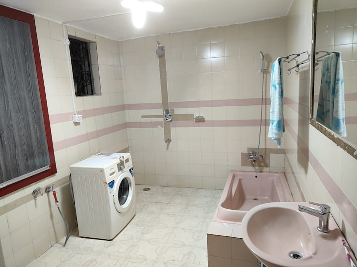 Full bathroom 2 image 2