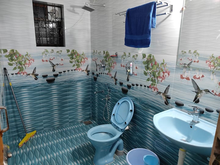 Full bathroom 1 image 1