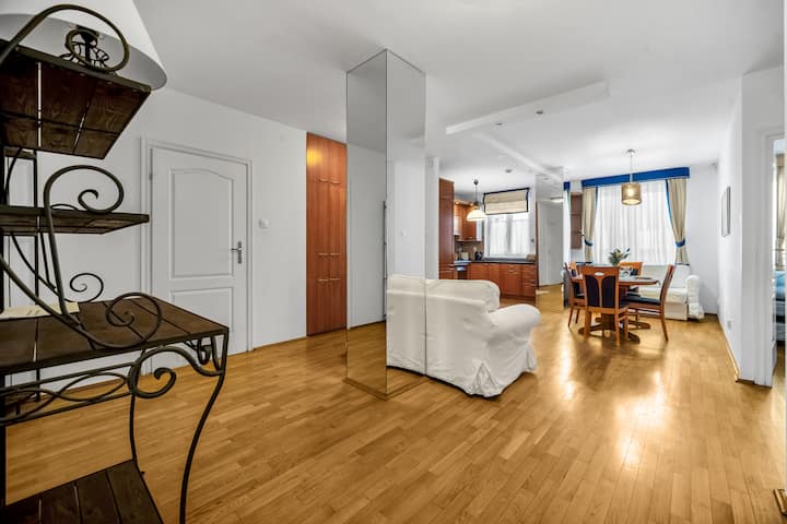 ห้องนั่งเล่นแบบเปิดโล่งพร้อมห้องครัว | จองเลยกับ RENTUJEMY.COM