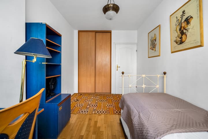 ห้องนอนพร้อมเตียงเดี่ยวและโต๊ะทำงาน | จองเลยกับ RENTUJEMY.COM