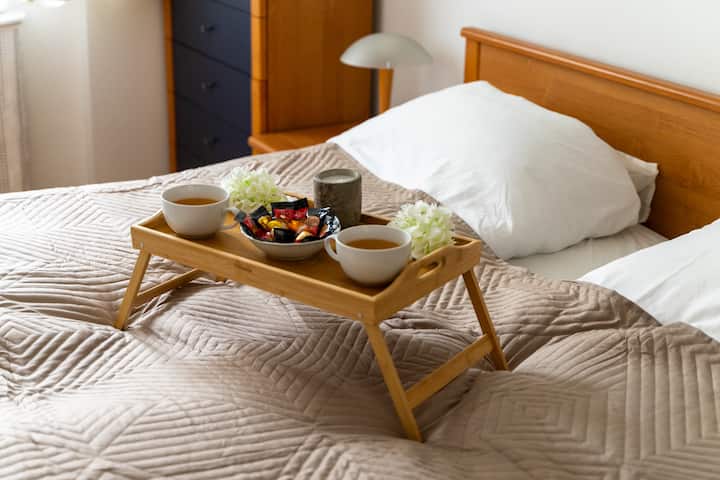 ห้องนอนพร้อมเตียงควีนไซส์และโต๊ะทำงาน | จองเลยกับ RENTUJEMY.COM