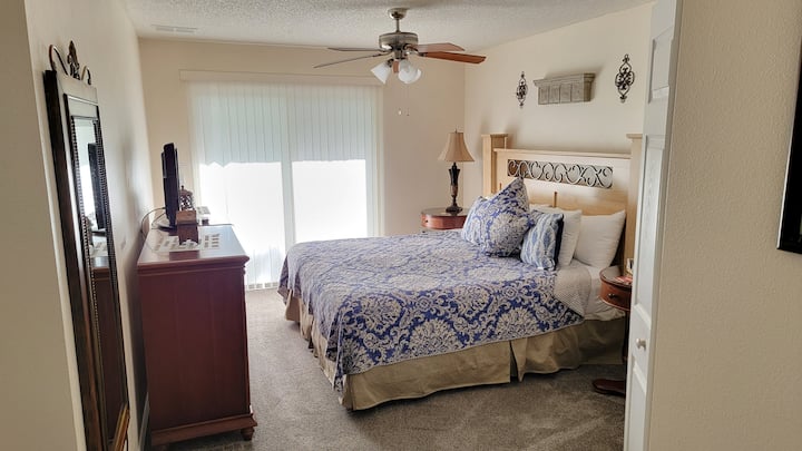 Segundo dormitorio principal (arriba) con baño privado.