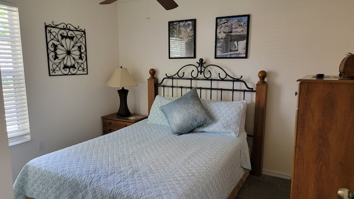 Tercer dormitorio (Upstrais) con cama tamaño queen