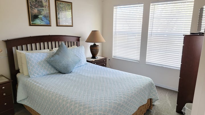Cuarto dormitorio (Upstrais) con cama tamaño queen