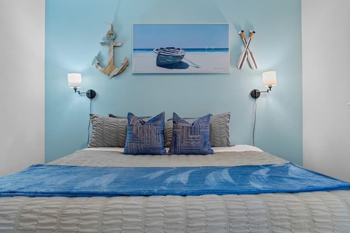 Spavaća soba 2 – Utonite u san u ovoj mirnoj spavaćoj sobi uređenoj u mirnim bojama i s motivima nadahnutim morskim pejzažima kako biste se zaista odmorili.