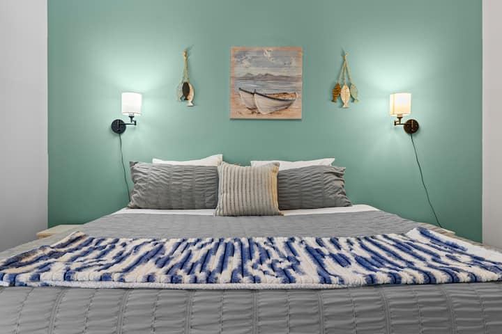 Spavaća soba 1 – probudite se u ovoj udobnoj spavaćoj sobi na obali, uređenoj u umirujućim tonovima i s udobnim krevetom u kojem ćete se osjećati kao kod kuće.