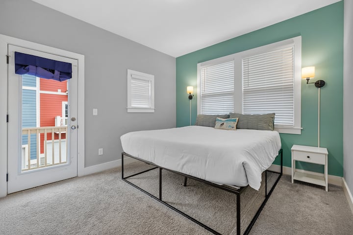 Spavaća soba 6 – probudite se uz blago jutarnje svjetlo u ovoj spavaćoj sobi s velikim bračnim krevetom, koja je uređena tako da pruža mir i opuštanje.