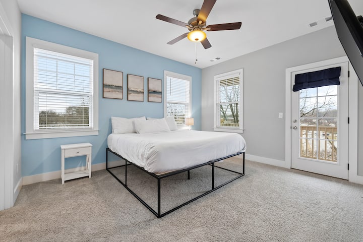 4. spavaća soba – spavaća soba s velikim bračnim krevetom (širine 180 – 220 cm) i umirujućim uređenjem u nježnim tonovima, idealna za miran san.