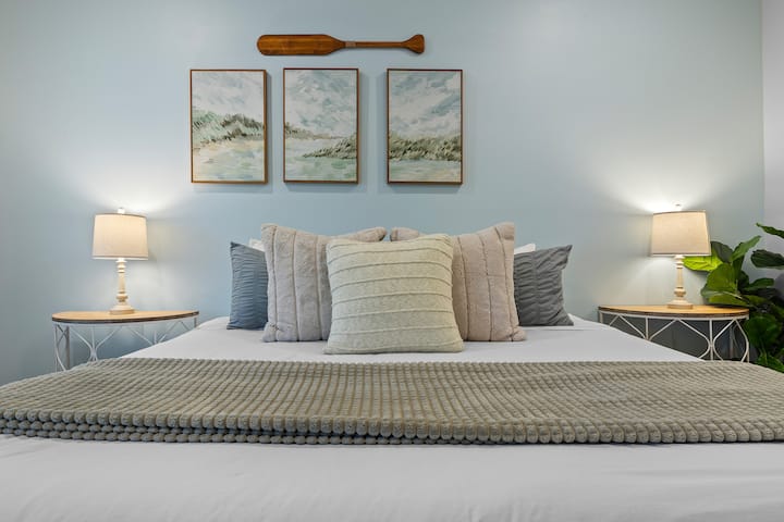 Spavaća soba 3 – Ova spavaća soba uređena u obalnom stilu savršeno je mjesto za opuštanje – nježne boje, toplo svjetlo i udoban krevet koji poziva na lagano jutro.