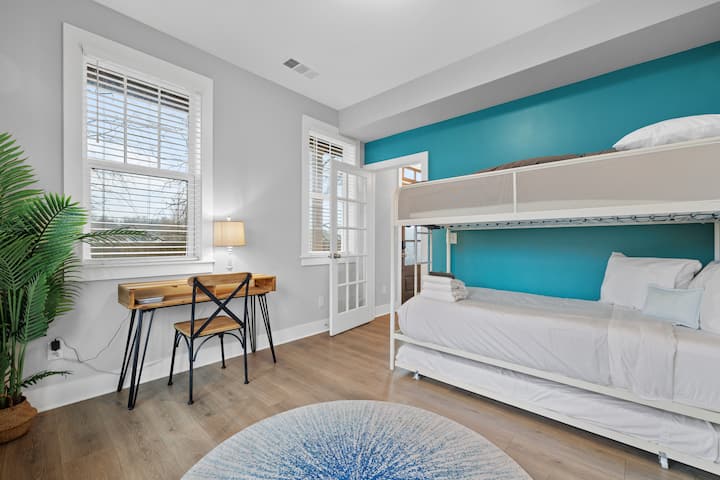 Spavaća soba 8 – Ova udobna zajednička soba nudi obilje prostora, prirodnog svjetla i udobnog prostora za spavanje za cijelu grupu.