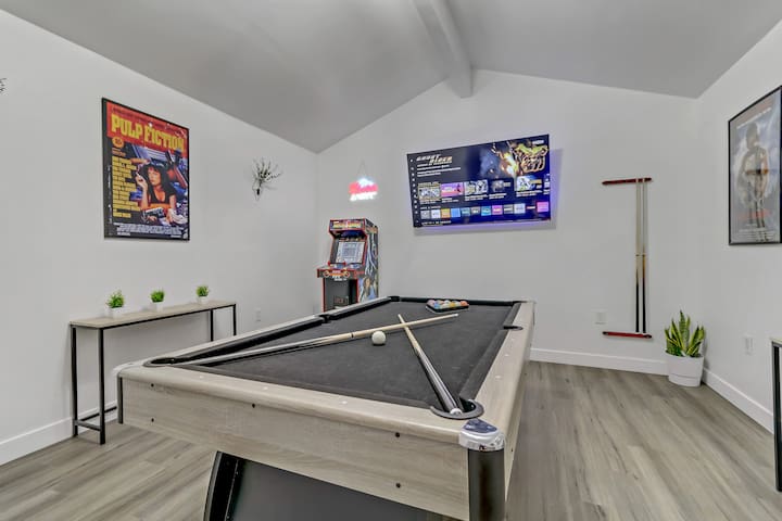 Luxurious Stay Near Strip With Arcade + Pool Table