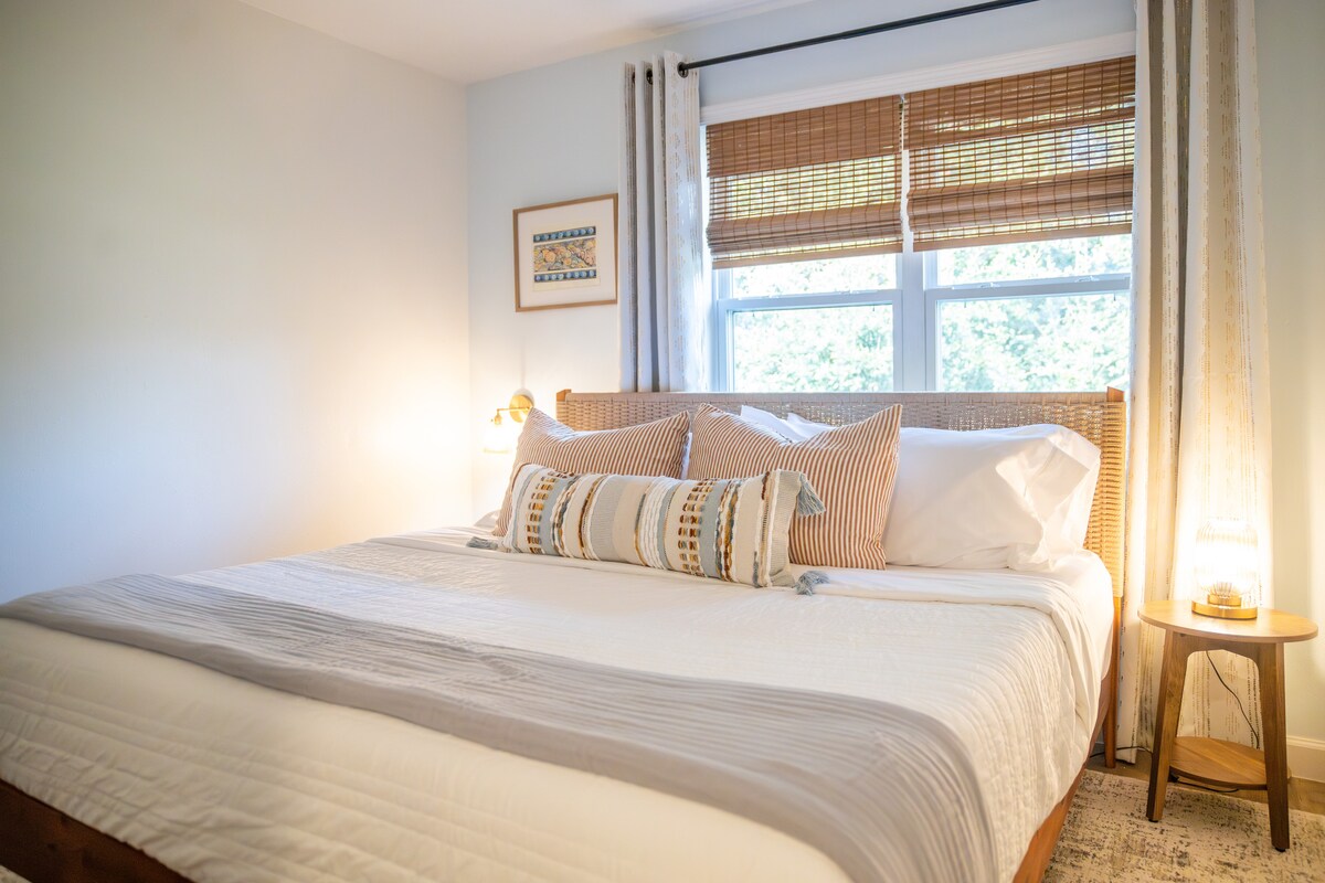 Chumba kimoja cha kulala kina kabati lenye ukubwa wa ukarimu ambalo linakaribisha kwa urahisi pakiti-n-play (iykyk) ambayo hutolewa kwa ajili ya kutumiwa na wageni wote (tafadhali njoo na mashuka yako mwenyewe kwa godoro la kitanda cha mtoto 27x39”) 