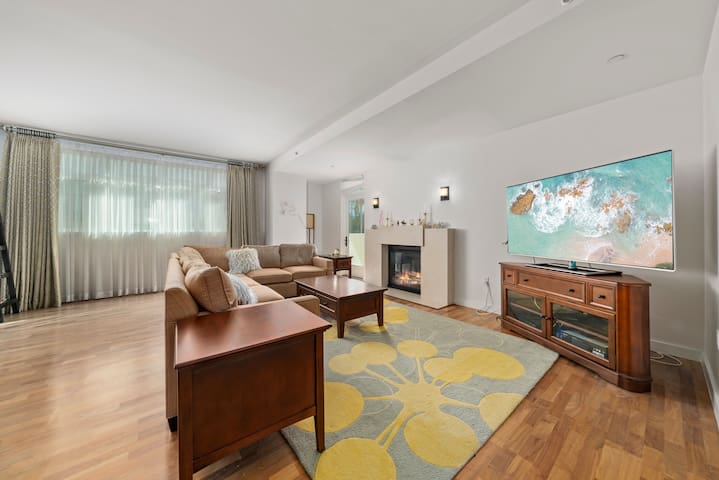 Modern House with pool! gallery image 2