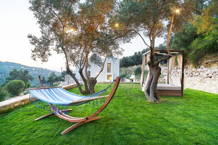 Luxury & Modern Villa with Heated Private Pool gallery image 3