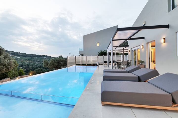 Luxury & Modern Villa with Heated Private Pool