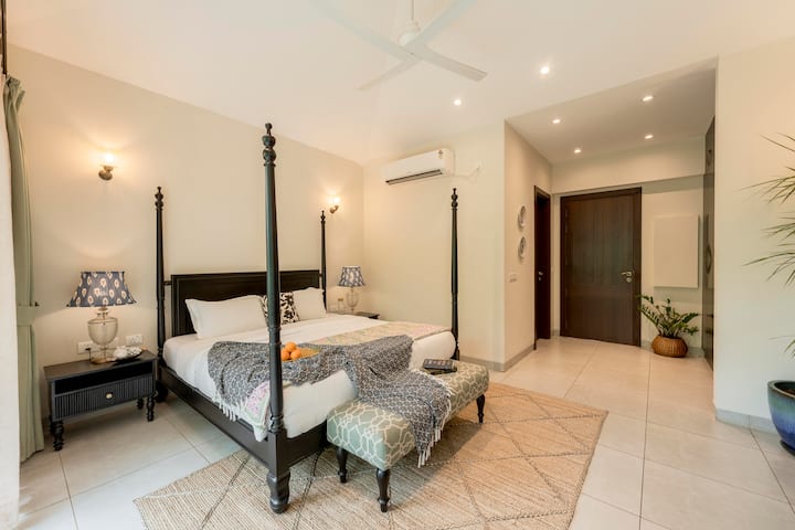 Four-poster king bed with vintage lamps